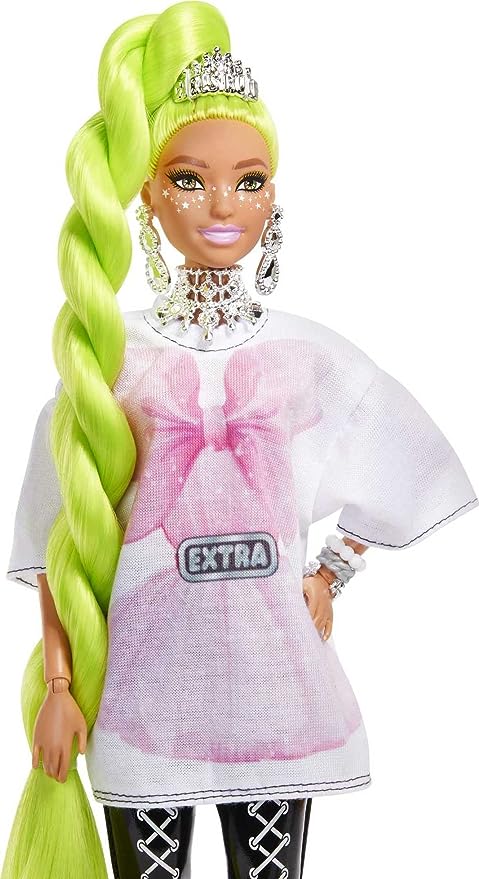 Barbie Extra Doll con pelo verde neón, boa de plumas y loro para mascotas